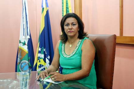 A secretária Rosangela Tavares ressalta que é importante o consumidor consultar a pesquisa antes de sair às compras (Foto: Antônio Leudo)