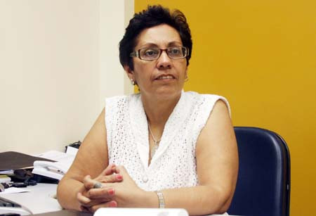 Joilza Rangel Abreu chama a atenção dos candidatos para os locais de inscrição (Foto: Roberto Joia)