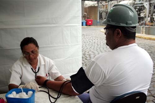 Entre os atendimentos feitos no programa, estão verificação da pressão arterial, teste de glicemia, exame de eletrocardiograma, além de cadastramento de pacientes, orientação, prevenção e tratamento das duas doença (Foto: Antônio Leudo)