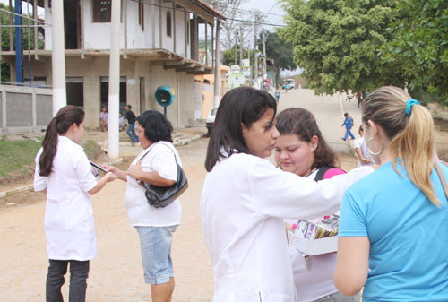 O objetivo do trabalho é levar informação às pessoas que moram mais longe da sede do município (Foto: Hugo Prates)