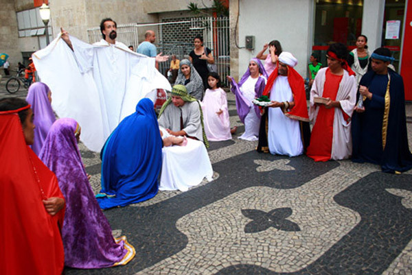 A partir das 17h, a instituição Casa Abrigo receberá a encenação com os atores do Grupo de Teatro Sacro Dom Carlos Alberto Navarro (Foto: Divulgação)