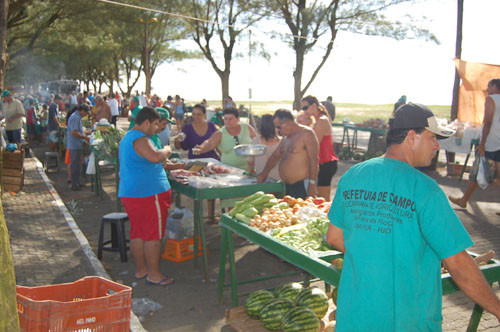 Oitenta feirantes que atuam durante o ano no programa vão estar em frente ao farol que dá nome à localidade, aos sábados, de 7h às 12h (Foto: Divulgação)