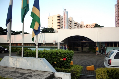 Centenas de veículos, entre carros de passeio, ônibus e caminhões estão parados (Foto: Gerson Gomes)