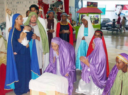 Trazendo uma bela mensagem de Natal, o espetáculo do Trianon conta com as interpretações dos atores do Grupo de Teatro Sacro Dom Carlos Alberto Navarro (Foto: Divulgação)