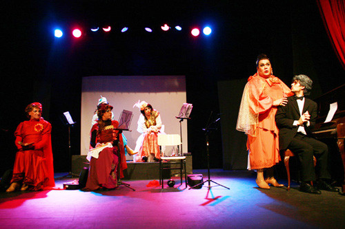 O texto do francês Jean Anouilh transforma o palco do TB em um divertido Café Concerto parisiense, no ano de 1947 (Foto: Divulgação)