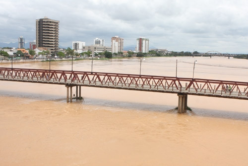 De acordo com  o secretário de Defesa Civil, Marco Soares, apesar do rio estar em alta no momento, a previsão é a de que as águas atinjam a cota de 9,30 metros e depois comecem a baixar, ainda neste sábado (Foto: Gerson Gomes)