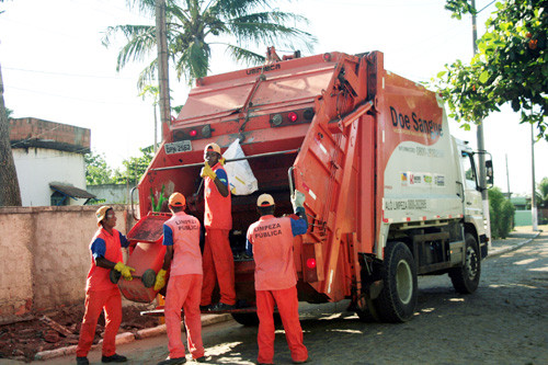 A secretaria solicita que a comunidade colabore com o trabalho, acondicionando os materiais já separados, por orgânicos e inorgânicos (Foto: Antônio Leudo)