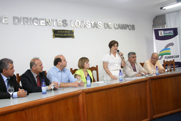 A assinatura aconteceu durante café da manhã no auditório da Câmara de Dirigentes Lojistas (CDL) (Foto: Gerson Gomes)