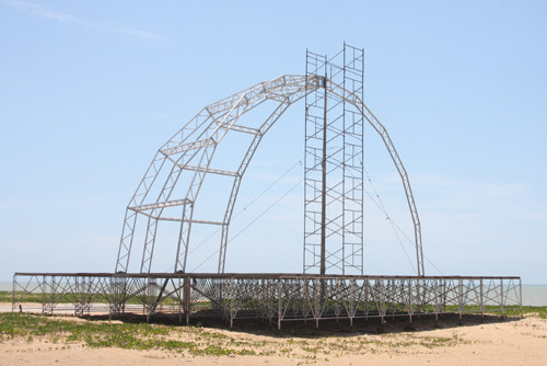 A montagem do palco Gel Space, de 20 metros de frente por 17 metros de fundo, terminará no dia 28 de dezembro, quando começará a lonagem (Foto: Check)