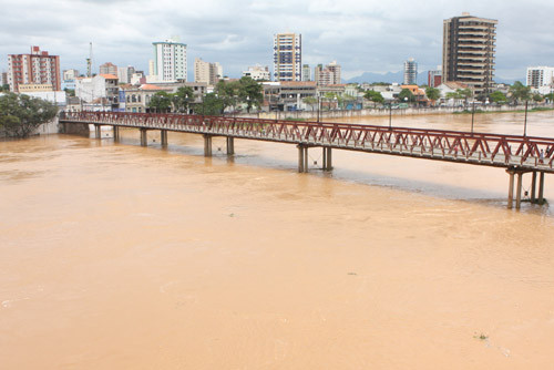O nível do rio Paraíba do Sul, em Campos, subiu e atinge a cota de 8,25m na tarde desta segunda-feira (27) (Foto: Antônio Leudo)