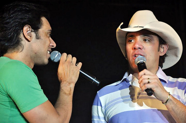 A dupla Guilherme e Santiago faz o show da virada no palco oficial nesta sexta feira, às 22h30min (Foto: Divulgação)