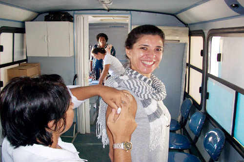 Entre os profissionais que já foram vacinados, estão a chefe do Hemocentro, Laura Duarte (Foto: Divulgação)