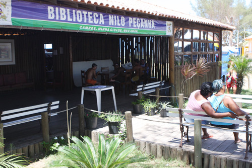 A biblioteca no Farol funciona na orla da praia (Foto: Gerson Gomes)