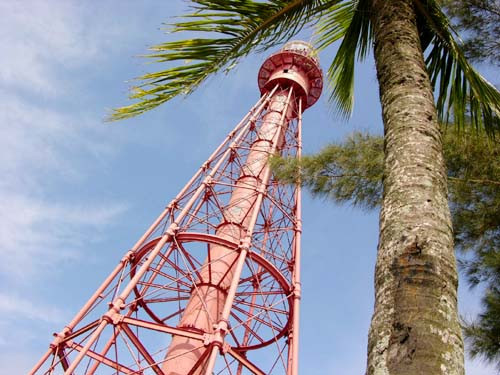 O roteiro de visita aos pontos turísticos da praia campista inclui o monumento ao Farol,  projetado pelo mesmo engenheiro que projetou a Torre Eiffel, de Paris (Foto: Divulgação)