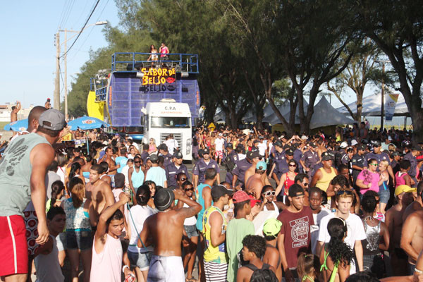 Uma grande multidão acompanhou o trio na tarde deste sábado (Foto: Antônio Leudo)