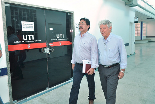 Ao lado do secretário de Saúde, Paulo Hirano, Edson reuniu sua equipe de trabalho (Foto: Marcelo Esquef)