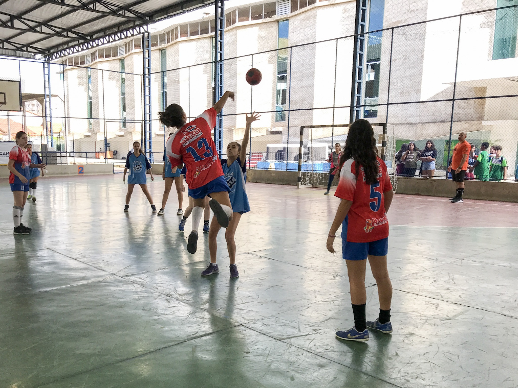 Jogo acirrado no handebol feminino Sub-14 