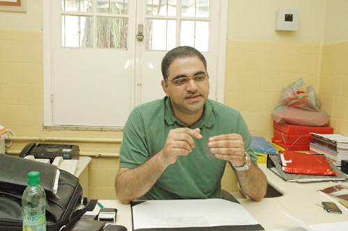 O chefe da Vigilância Epidemiológica, Charbel Kury, chama a atenção para as datas de vacinação (Foto: Antônio Leudo)