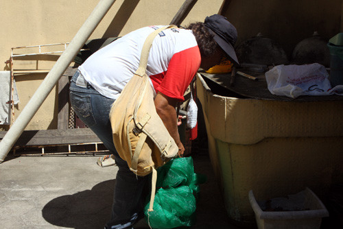 Os profissionais inspecionam as residências e, quando necessário, colocam larvicidas nos locais que podem acumular água parada (Foto: Gerson Gomes (Arquivo))