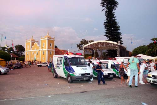 As ambulâncias já estão a postos no local (Foto: Roberto Joia (Arquivo))