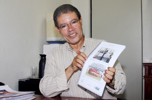 Mário Lopes mostra o projeto apresentado na última reunião com o Clube (Foto: Check)