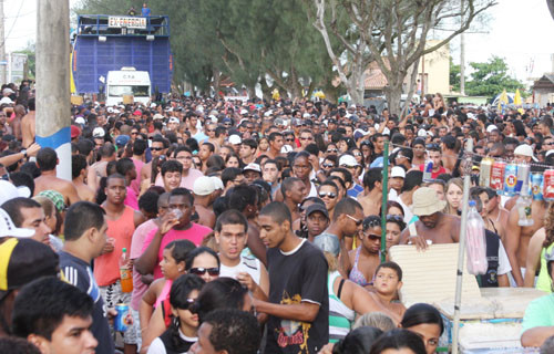 Dom Américo de fuzueira comandam a festa que terá também DJ (Foto: Hugo Prates)