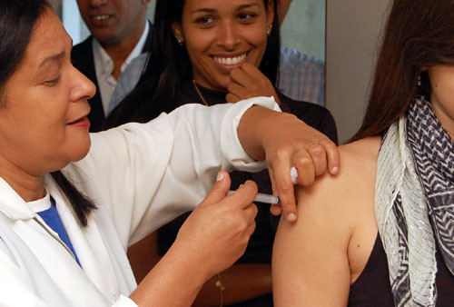 A vacinação no Álvaro Alvim segue até sexta-feira (19) (Foto: Roberto Joia)