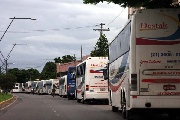 Cerca de 150 ônibus saem de Campos em direção ao Rio (Foto: Gerson Gomes)