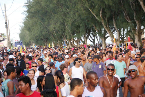 O cantor Dom Américo foi bem eclético, cantando o pagode do grupo Exaltasamba, o axé do grupo Parangolé, o dance de Lady Gaga, o sertanejo universitário de Guilherme e Santiago e Luan Santana, sem esquecer do sucesso do momento Fugidinha, de Mic (Foto: Gerson Gomes)