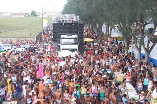 Os trios elétricos arrastam a galera pela orla da praia (Foto: Check)