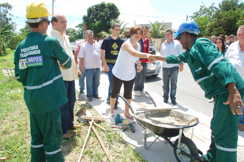 Rosinha foi recebida pelos moradores que aprovam o projeto (Foto: Gerson Gomes)