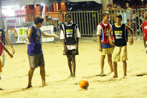 A primeira edição realizada no ano passado trouxe para a Arena centenas de crianças que participam das escolinhas de beach soccer do Farol de São Tomé (Foto: Divulgação)