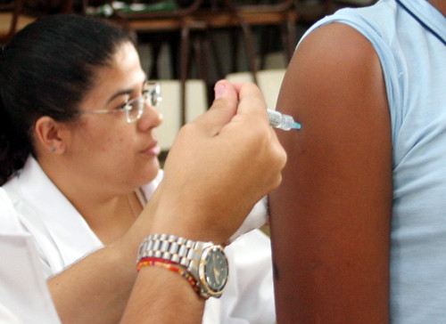 Jovens de 11 a 15 anos estão sendo vacinadas em Campos contra o HPV (Foto: Hugo Prates)