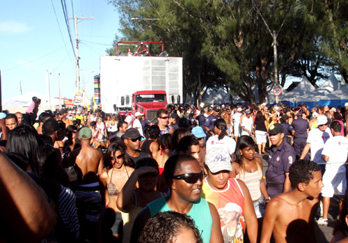 Os trios elétricos estão sacudindo a galera nos finais de semana na praia campista (Foto: Antônio Leudo)