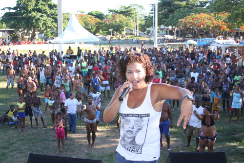 Helena Rangel agiou a galera com seu samba em Lagoa de Cima (Foto: Gerson Gomes)