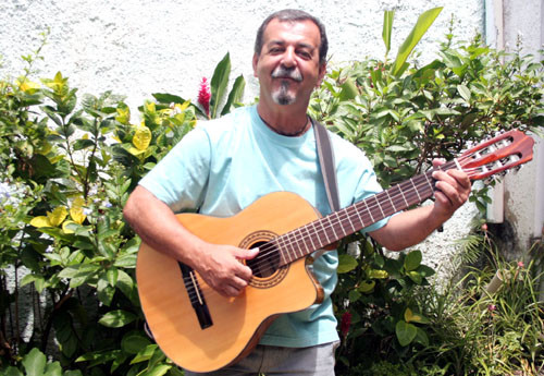 Hélio Coelho apresentará, às 21h30, o show Uma serenata à moda antiga, mas nem tanto!, que terá no repertório pérolas da MPB (Foto: Francisco Isabel)