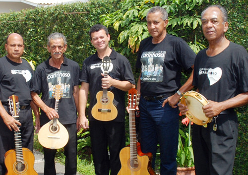 Os músicos fazem parte do Choro & Cia, projeto que ganhou fama depois de diversas temporadas de apresentações no foyer do Teatro Trianon (Foto: Divulgação)