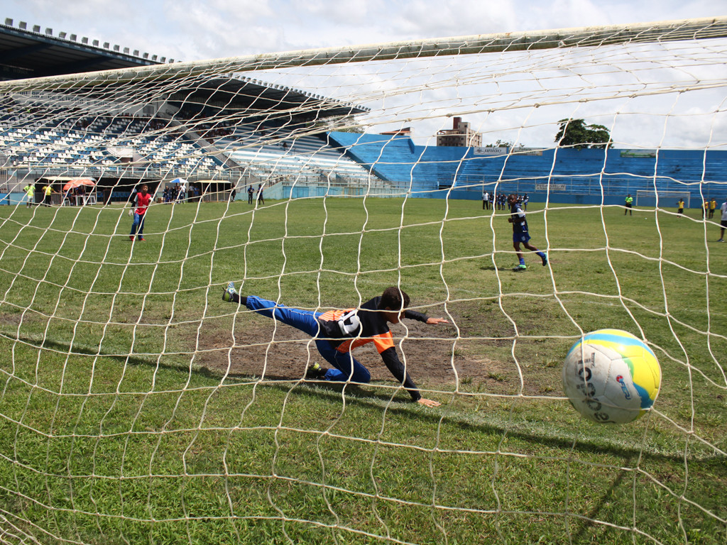 Pais da Escolinha de Futebol tiveram jogo festivo