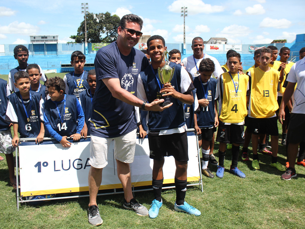 Pais da Escolinha de Futebol tiveram jogo festivo