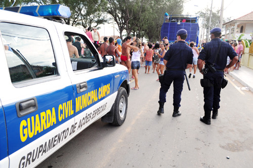 Na temporada de verão, em que a população flutuante faz aumentar o movimento de veículos no local, a fiscalização é intensificada e os agentes ficam atentos aos condutores que desrespeitam regras importantes (Foto: César Ferreira)