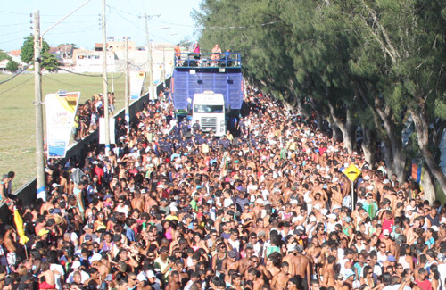 O primeiro trio sai em frente do Clube Náutico e segue até o muro da Marinha, onde se encontra com o segundo, cuja maratona prossegue até o camping (Foto: Hugo Prates)