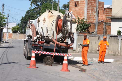 Para não provocar transtornos para pedestres e comerciantes, existe operação de limpeza nos bueiros das ruas e avenidas da área central (Foto: Check)