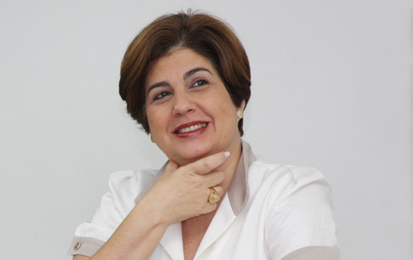 A Prefeita Rosinha Garotinho inicia a entrega (Foto: Gerson Gomes)