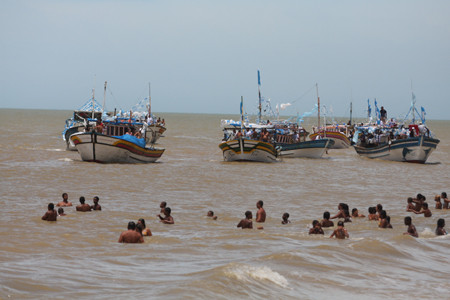 no domingo (31), houve procissão marítima com os barcos decorados no mar do farol (Foto: roberto joia)