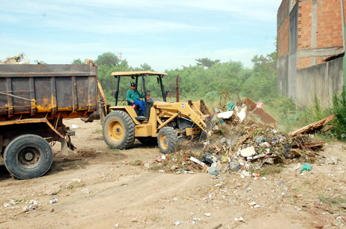 A capina química elimina o mato e, assim, contribui para melhorar o aspecto urbano das vias (Foto: Gerson Gomes)