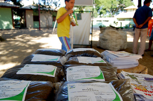 Por mês, são produzidas 10 toneladas do composto, distribuído na sede da secretaria municipal de Serviços Públicos (Foto: Gerson Gomes)