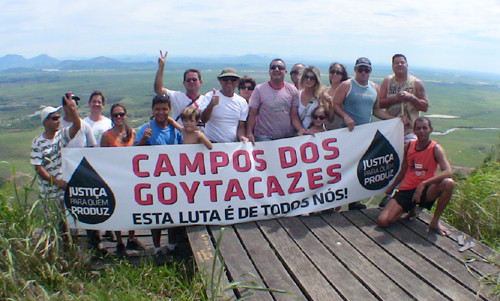 Praticantes de voo livre estiveram no Morro do Itaoca neste final de semana e levaram faixas de protesto (Foto: Divulgação)