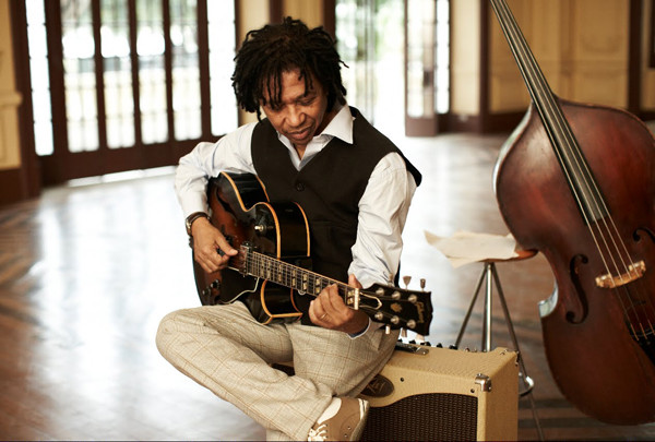 Djavan imortalizou canções como \'Se\', \'Fato Consumado\', \'Oceano\' e \'Pétala, entre tantas outras canções (Foto: Divulgação)