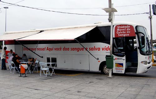 A Unidade de Coleta Móvel do Hemocentro Regional de Campos está recebendo doadores nesta quinta-feira (10), de 8h às 17h, na Praça São Salvador (Foto: Antônio Leudo)