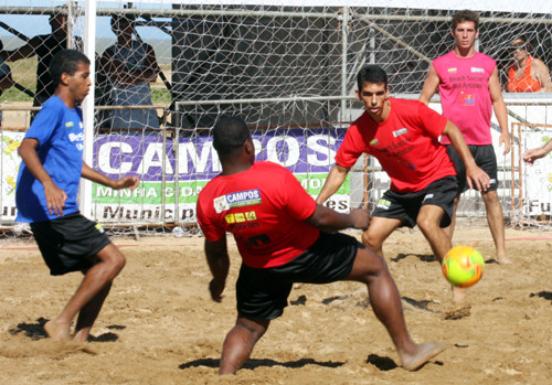 As oito vagas para a fase decisiva do Campeonato de Futebol de Areia do Farol de São Tomé foram definidas, após a rodada da última terça-feira (08) na arena esportiva (Foto: Gerson Gomes)